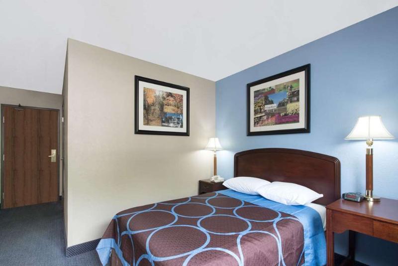 Super 8 By Wyndham Gardner Hotel Exterior photo